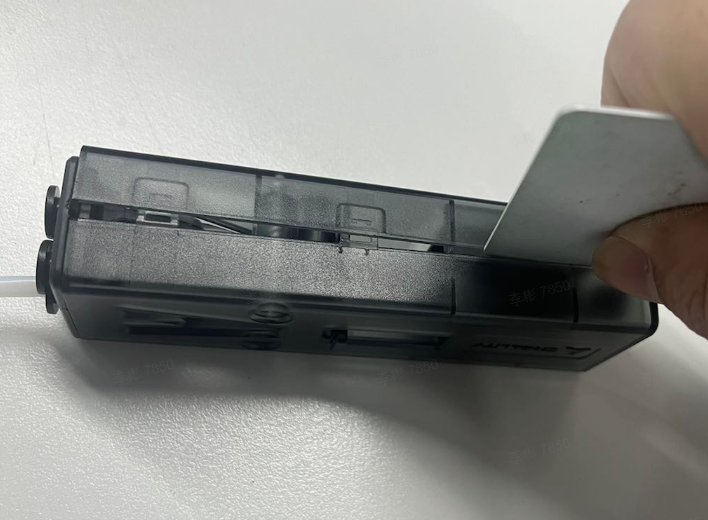 Remove the fixing screws of the buffer