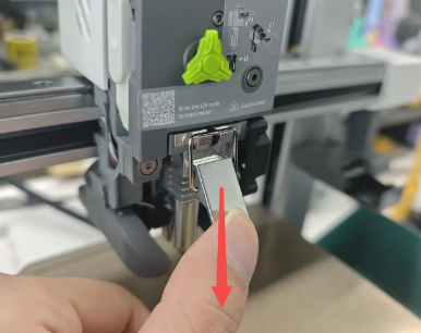 press the release lever downward to lock the hotend in place