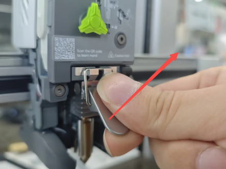 Flip the hotend release lever upward