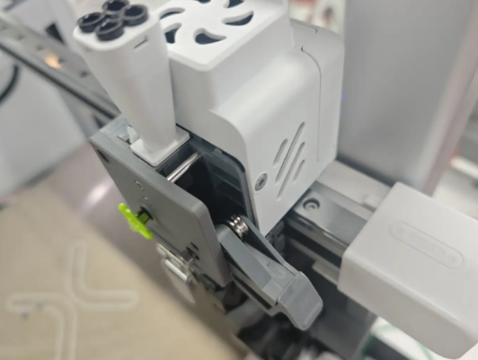 Reinstall the new extruder front housing