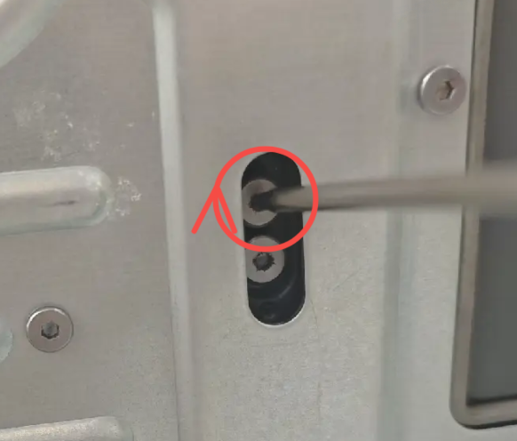 Tighten the tensioning screws