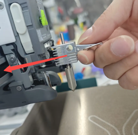 Hold the release lever (2)